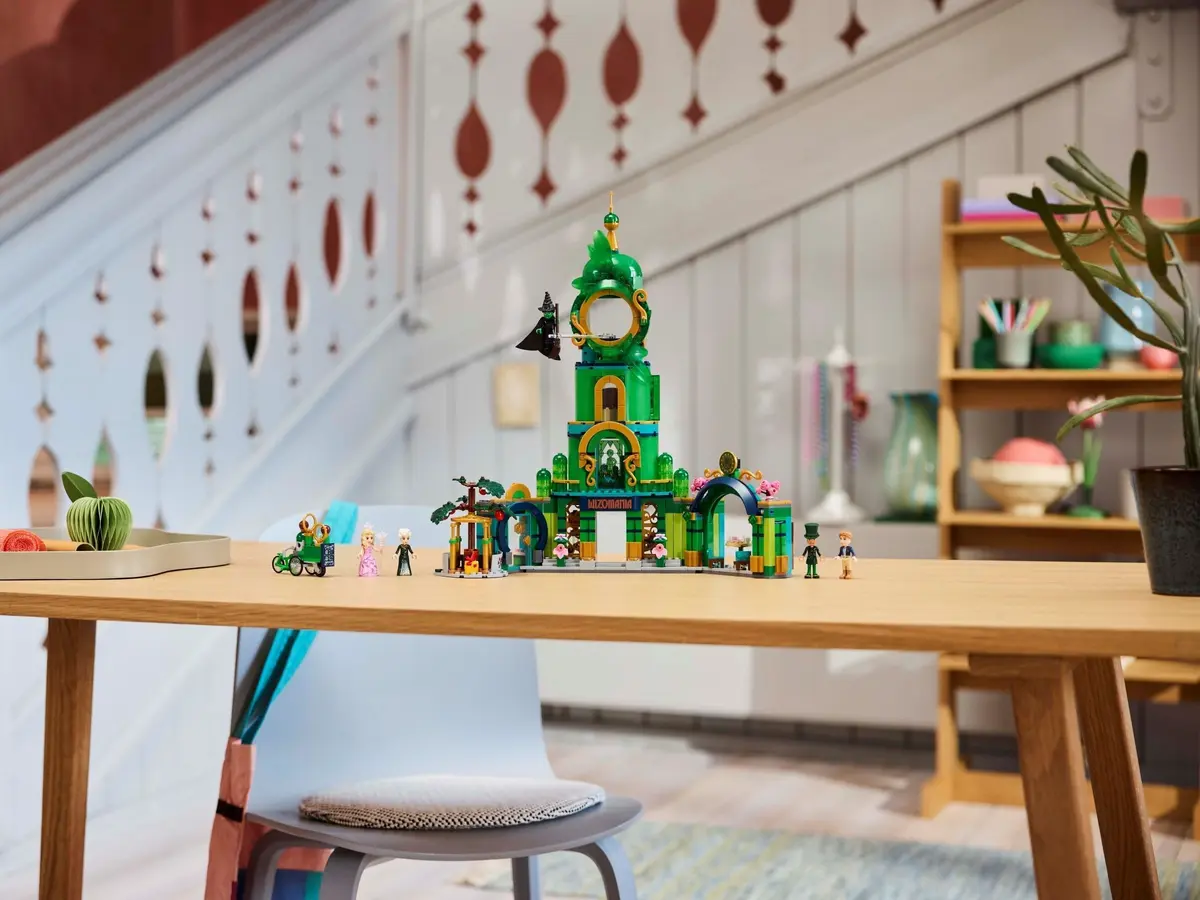 LEGO Wicked 75684 Welcome to Emerald City set, image 7