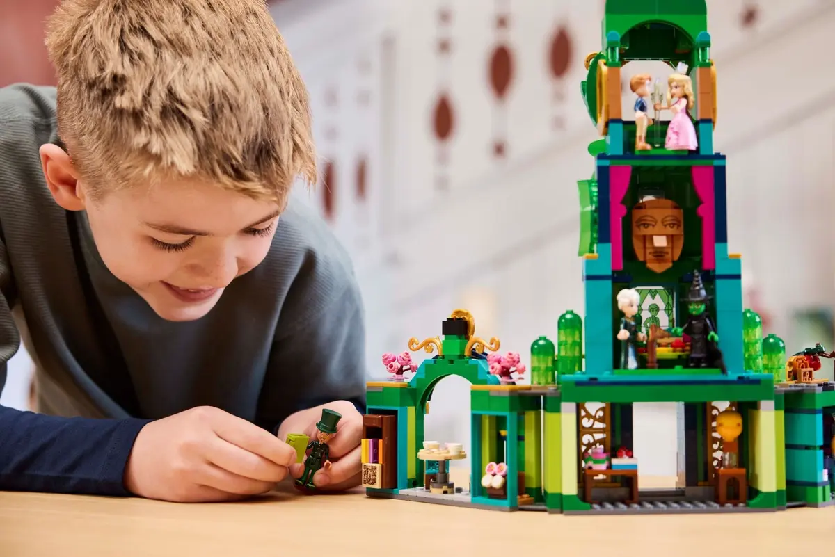 LEGO Wicked 75684 Welcome to Emerald City set, image 5