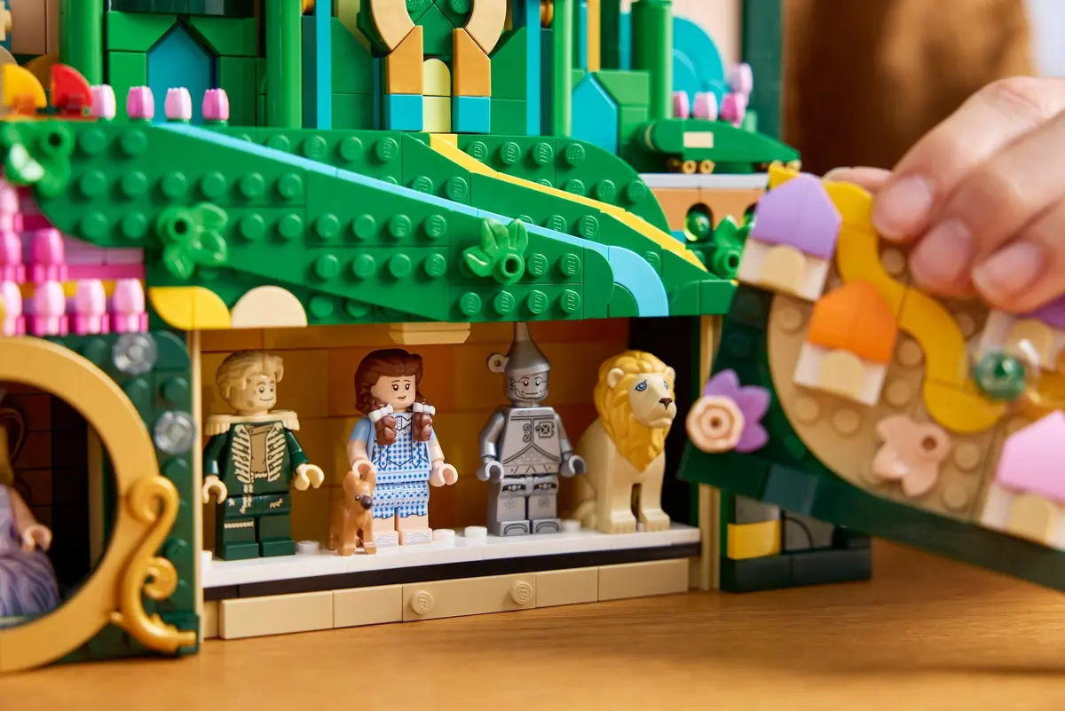 LEGO Wicked 75685 Emerald City Wall Art set, image 5