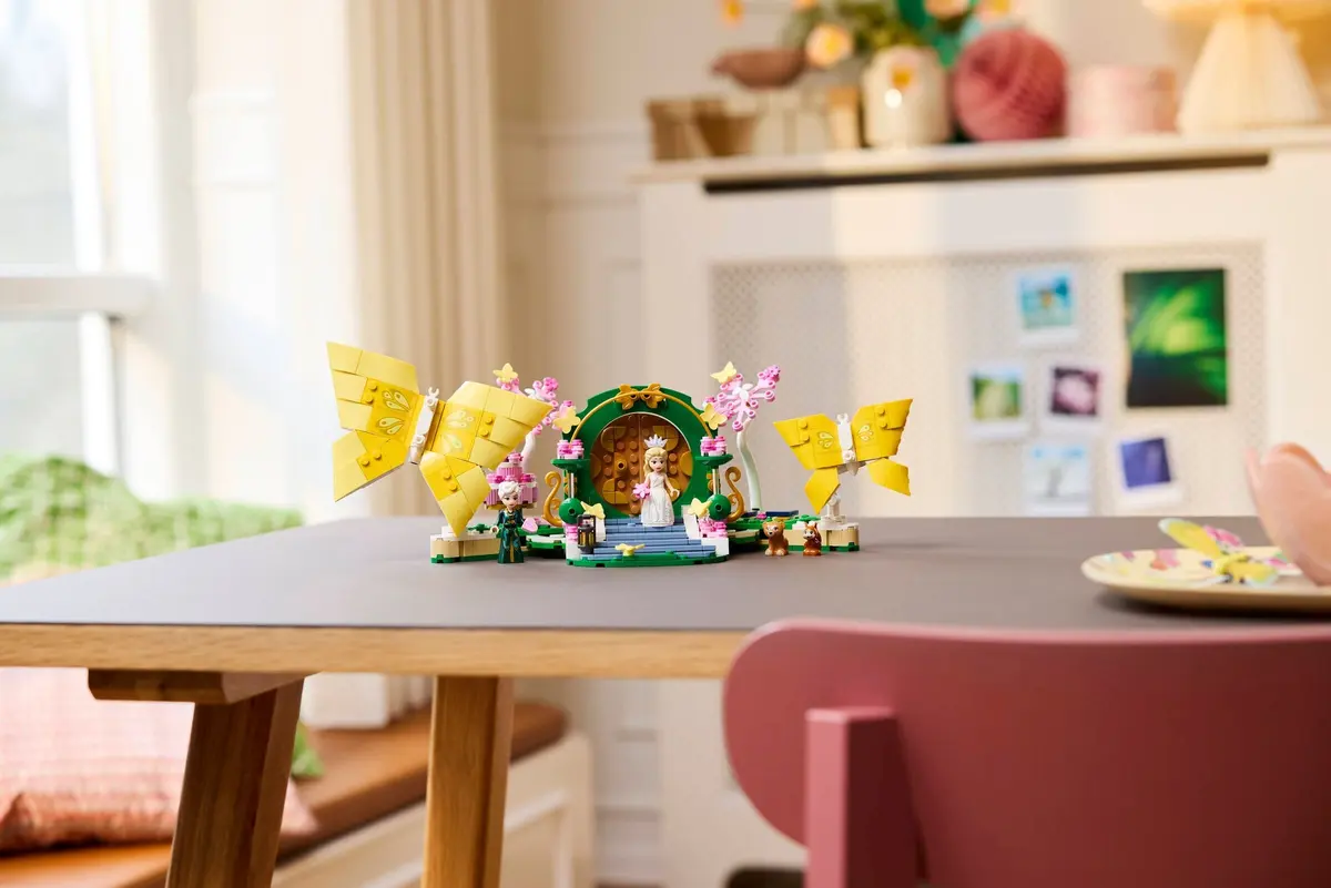 LEGO Wicked 75688 Glinda's Wedding Day set, image 7