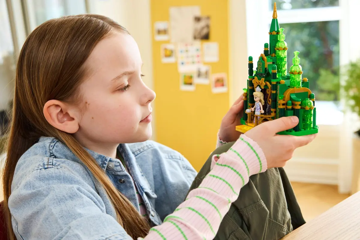 LEGO Wicked 75689 Emerald City & Kiamo Ko Castle set, image 5