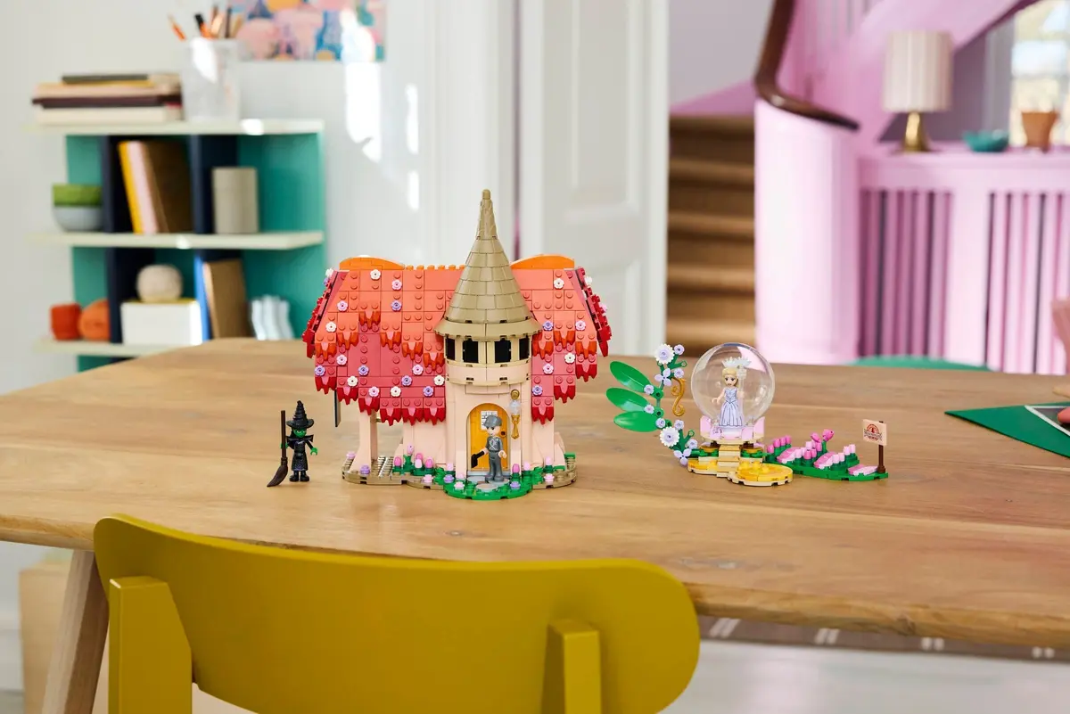 LEGO Wicked 75690 Glinda & Elphaba Visit Munchkinland set, image 7
