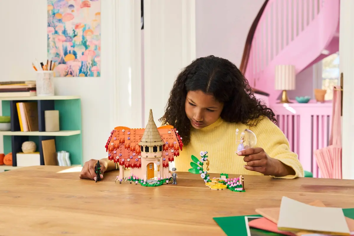 LEGO Wicked 75690 Glinda & Elphaba Visit Munchkinland set, image 6