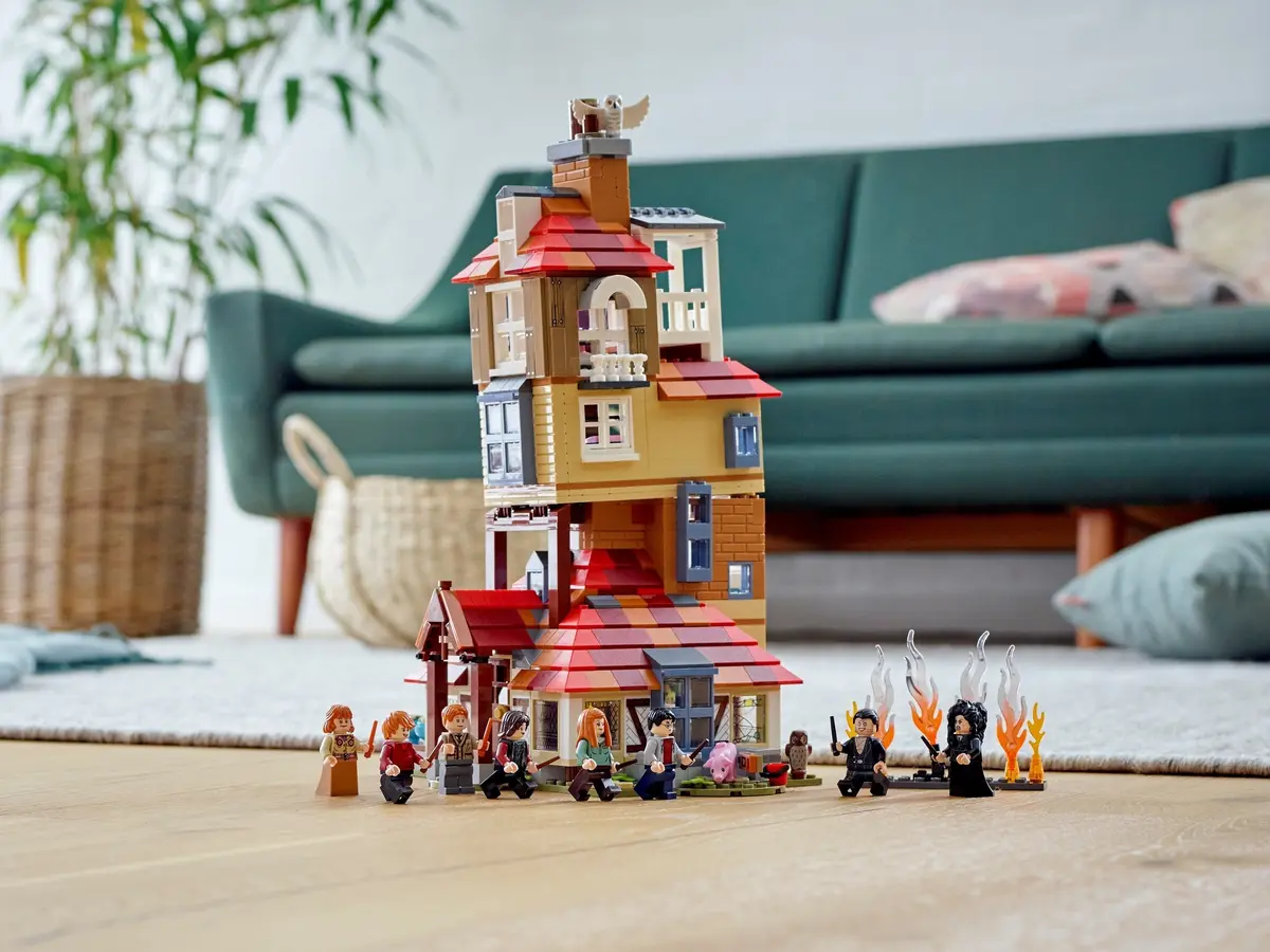 LEGO Harry Potter 75980 Attack on the Burrow set, image 4