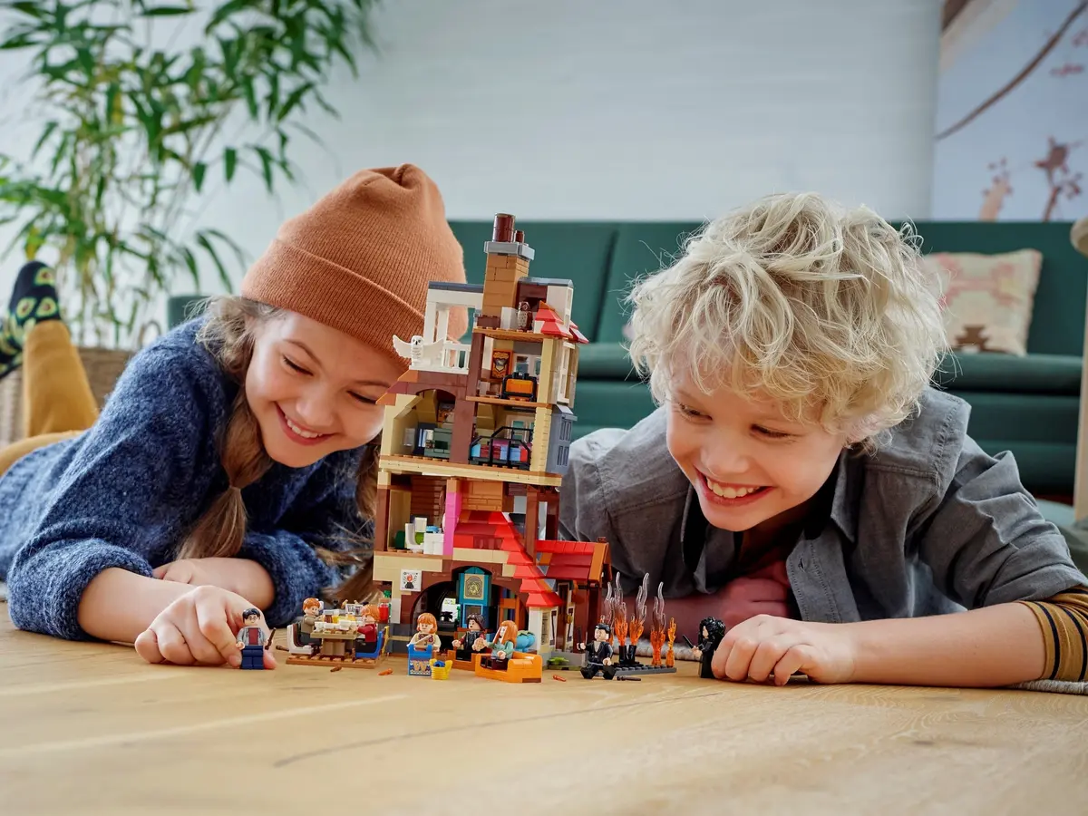 LEGO Harry Potter 75980 Attack on the Burrow set, image 3