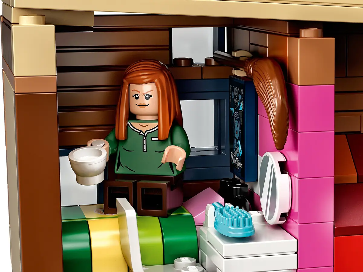 LEGO Harry Potter 75980 Attack on the Burrow set, image 11