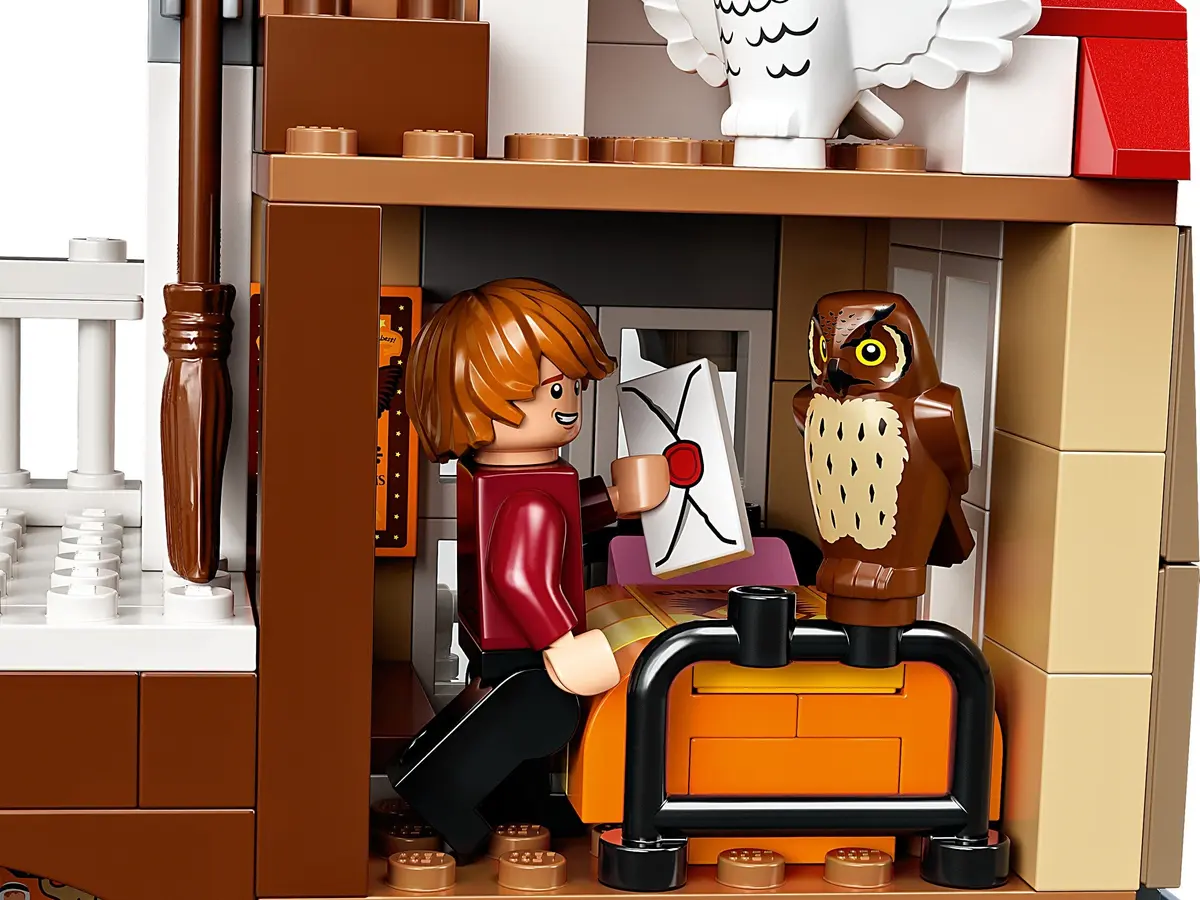 LEGO Harry Potter 75980 Attack on the Burrow set, image 13