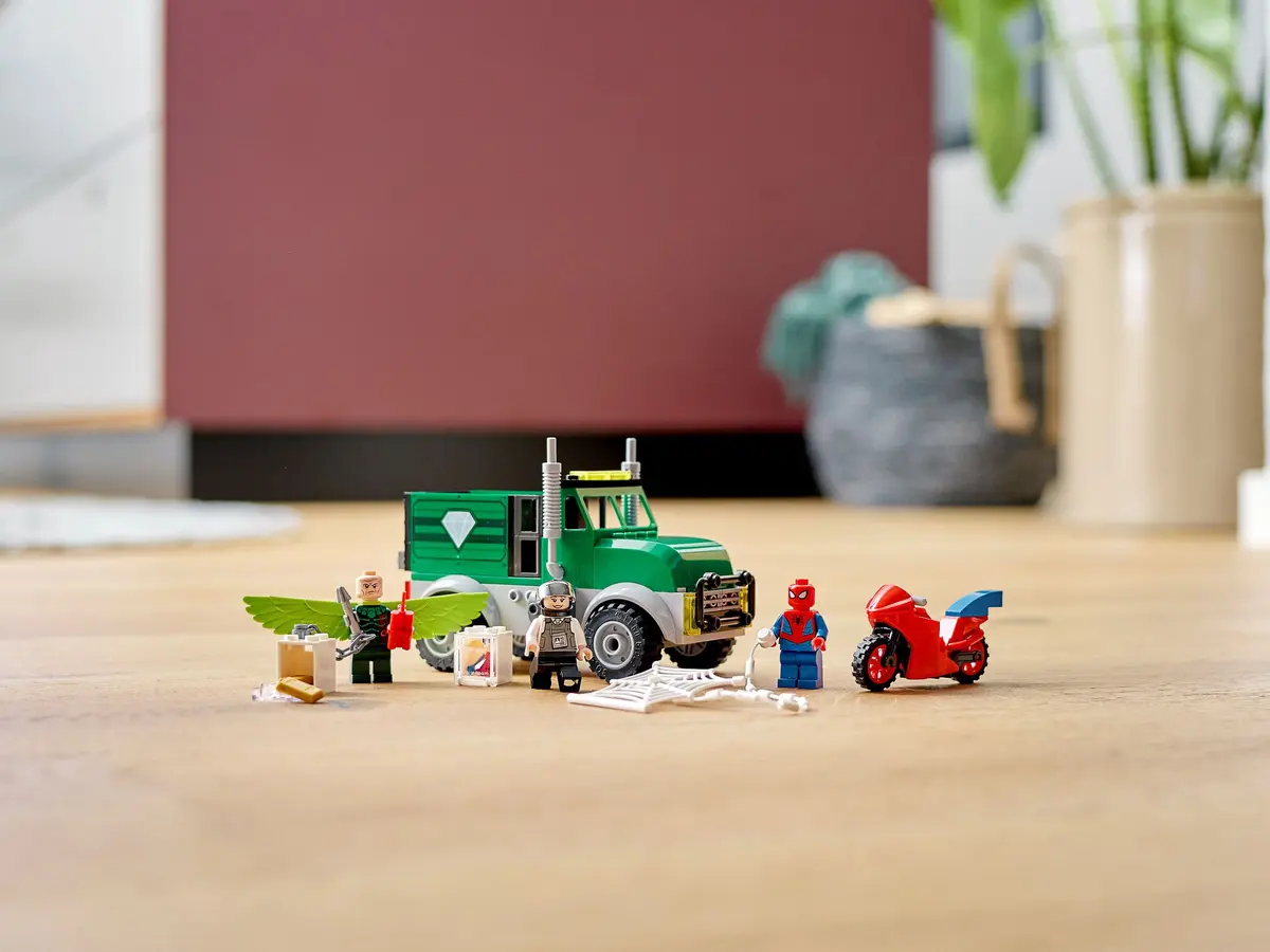 LEGO Marvel Super Heroes 76147 Vulture's Trucker Robbery set, image 3