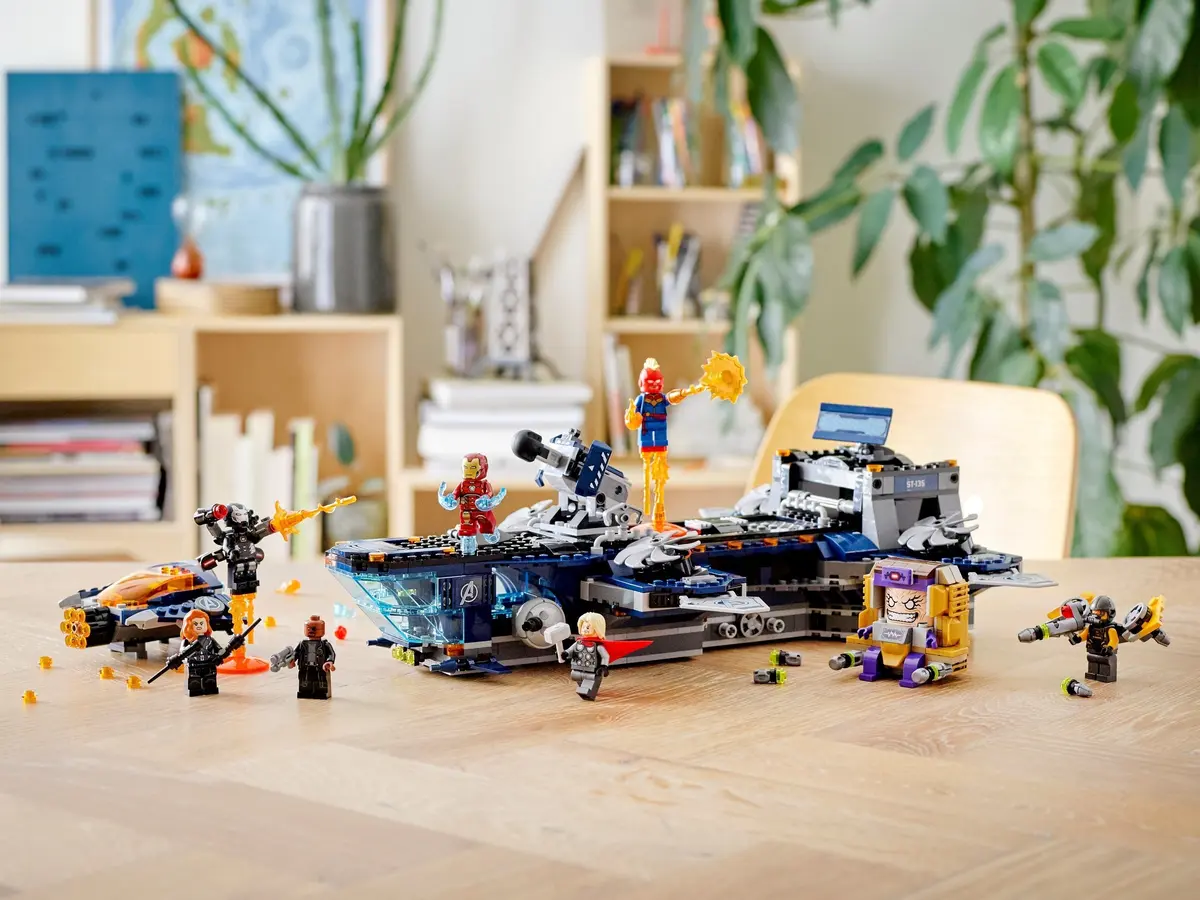 LEGO Marvel Super Heroes 76153 Avengers Helicarrier set, image 3