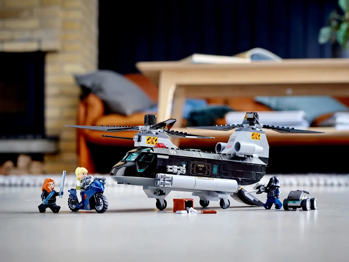 LEGO Marvel Super Heroes 76162 Black Widow's Helicopter Chase set, image 4