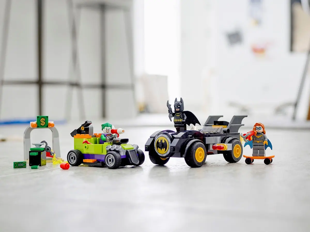 LEGO DC Comics Super Heroes 76180 Batman vs. The Joker: Batmobile Chase set, image 3