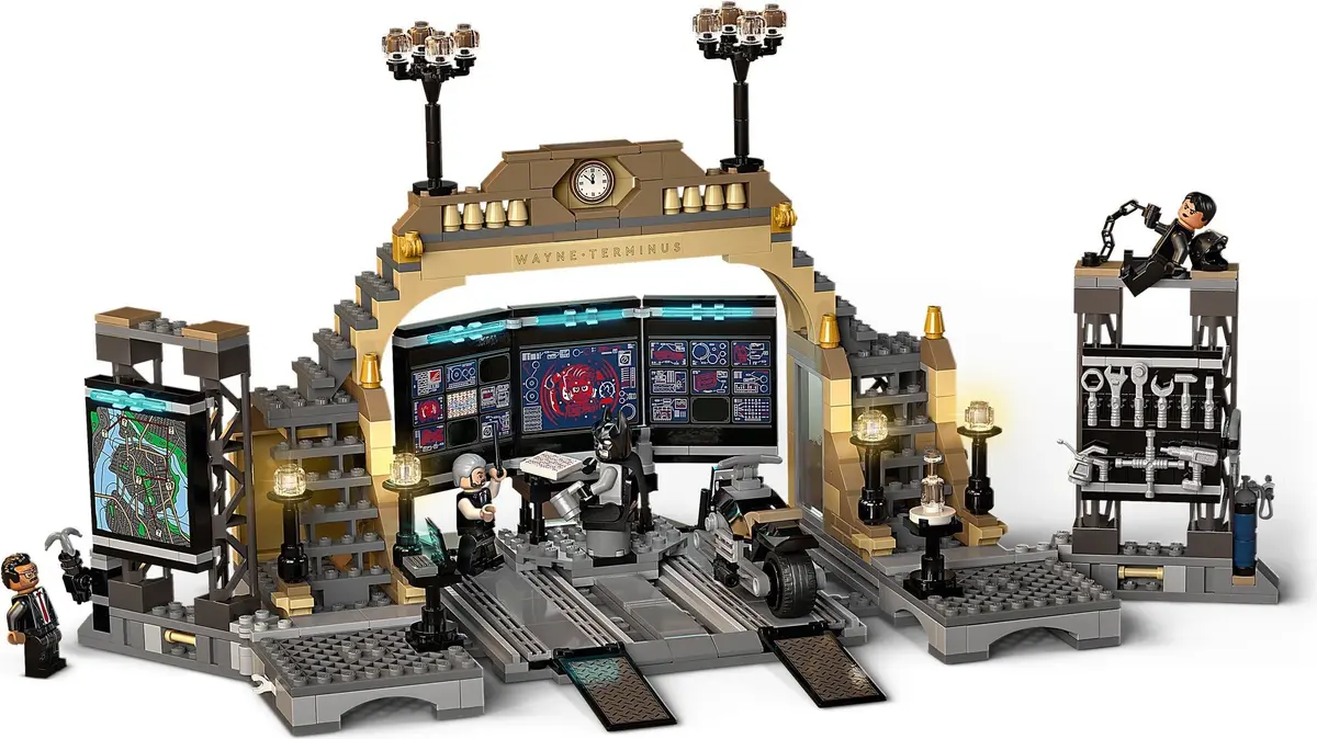 LEGO DC Comics Super Heroes 76183 Batcave: The Riddler Face-Off set, image 6