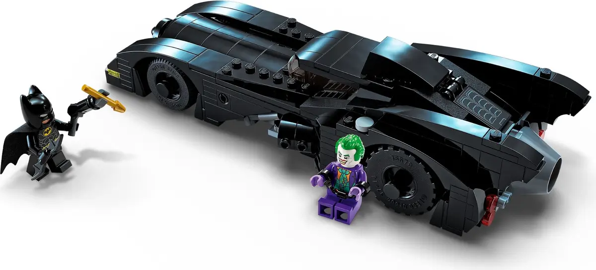 LEGO DC Comics Super Heroes 76224 Batmobile: Batman vs. The Joker Chase set, image 3