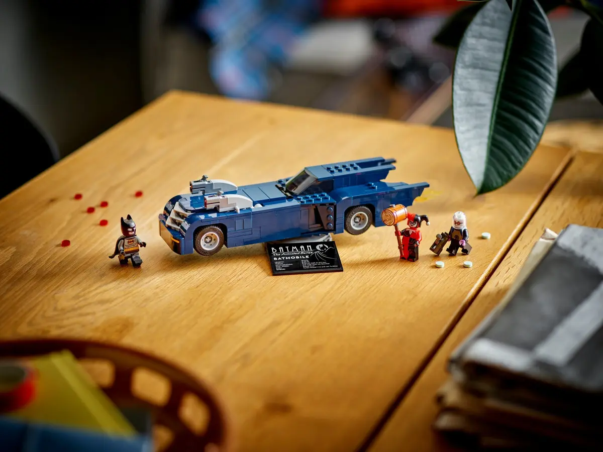 LEGO DC Comics Super Heroes 76274 Batman with the Batmobile vs. Harley Quinn and Mr. Freeze set, image 10