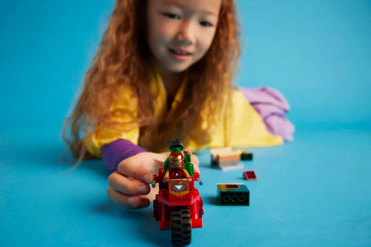 LEGO Marvel Super Heroes 76287 Iron Man with Bike and The Hulk set, image 5