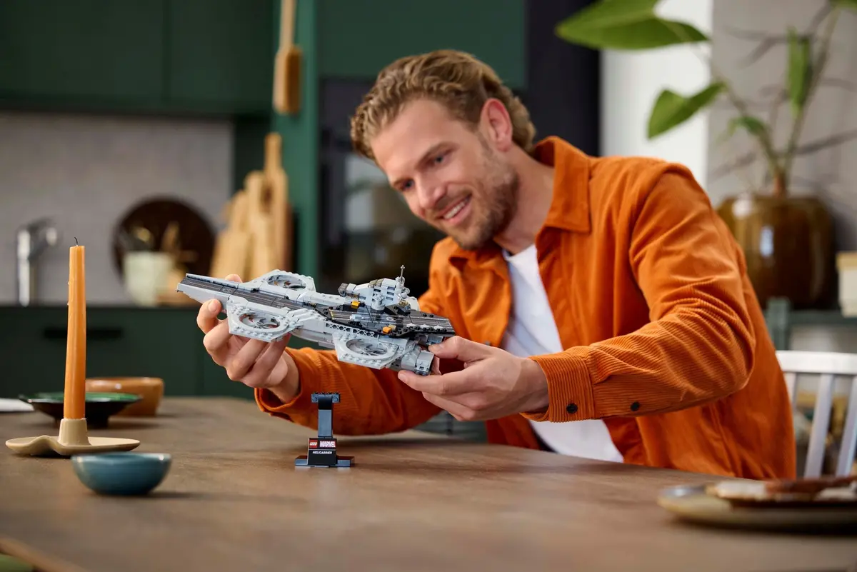 LEGO Marvel Super Heroes 76295 The Avengers Helicarrier set, image 4