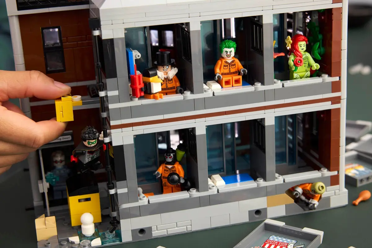 LEGO DC Comics Super Heroes 76300 Arkham Asylum set, image 5
