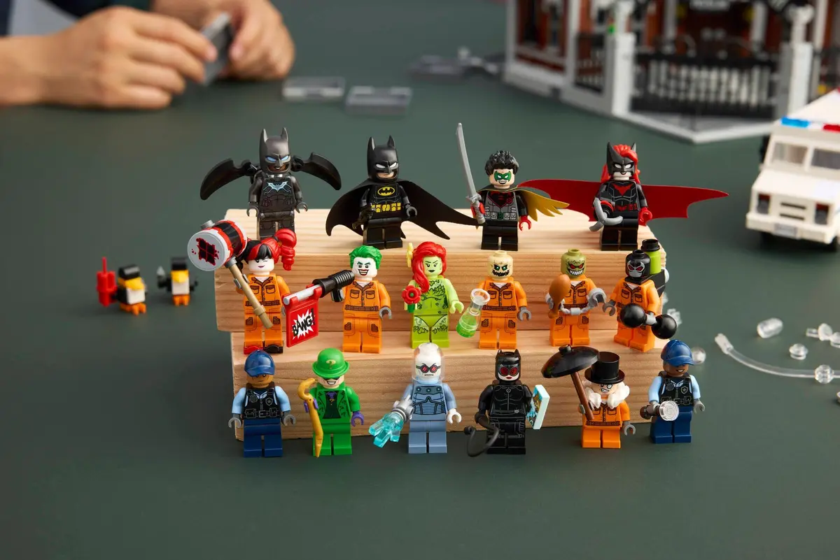 LEGO DC Comics Super Heroes 76300 Arkham Asylum set, image 4
