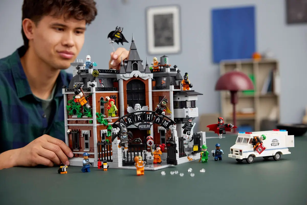 LEGO DC Comics Super Heroes 76300 Arkham Asylum set, image 8