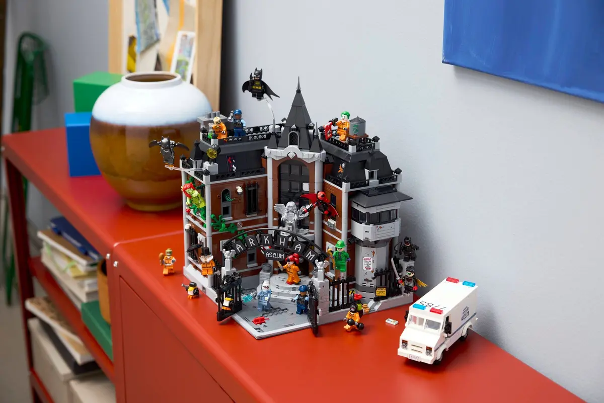 LEGO DC Comics Super Heroes 76300 Arkham Asylum set, image 10
