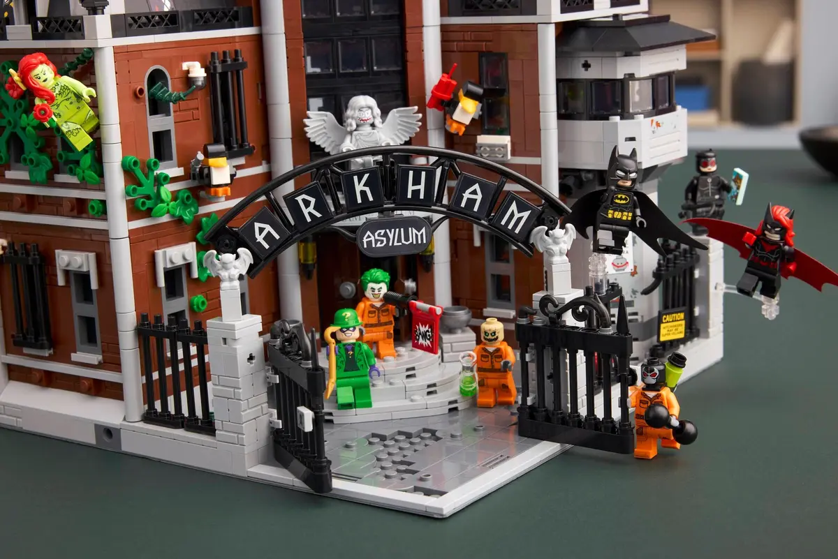 LEGO DC Comics Super Heroes 76300 Arkham Asylum set, image 6