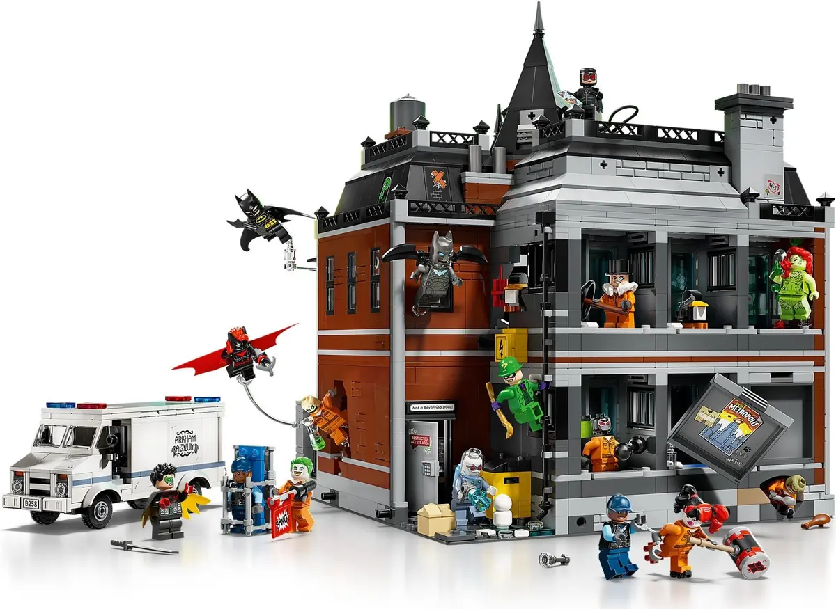 LEGO DC Comics Super Heroes 76300 Arkham Asylum set, image 16