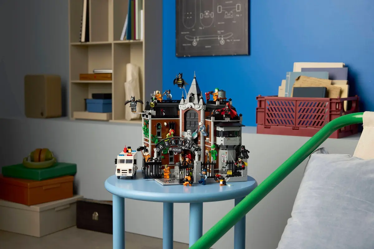 LEGO DC Comics Super Heroes 76300 Arkham Asylum set, image 9