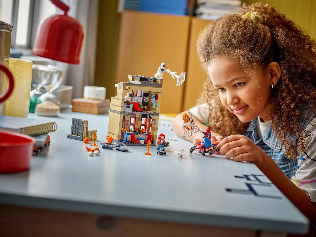 LEGO Marvel Super Heroes 76317 Peter Parker's Apartment set, image 4