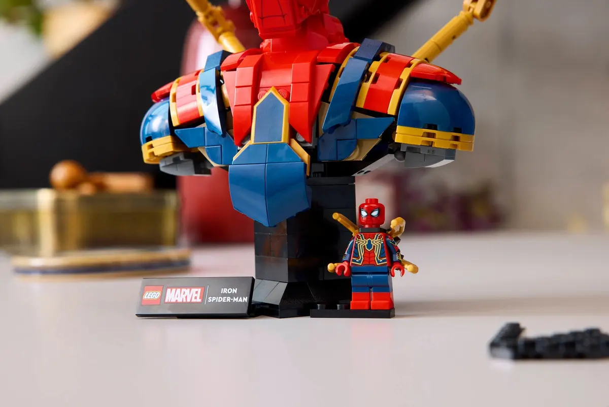 LEGO Marvel Super Heroes 76326 Iron Spider-Man Bust set, image 6