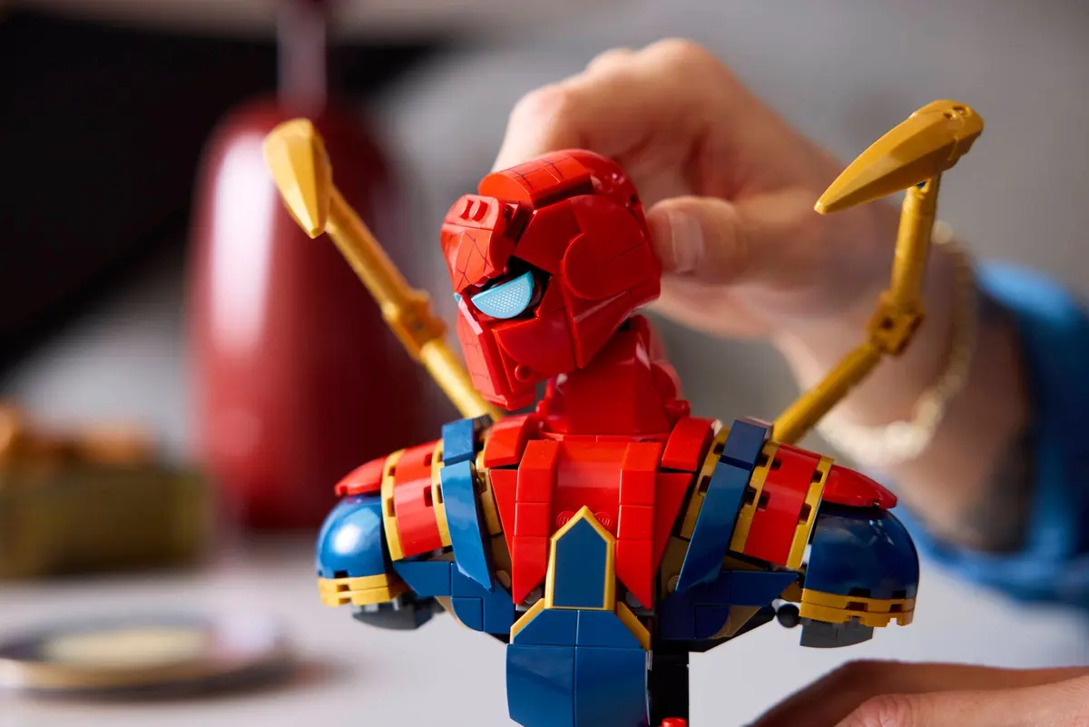 LEGO Marvel Super Heroes 76326 Iron Spider-Man Bust set, image 7