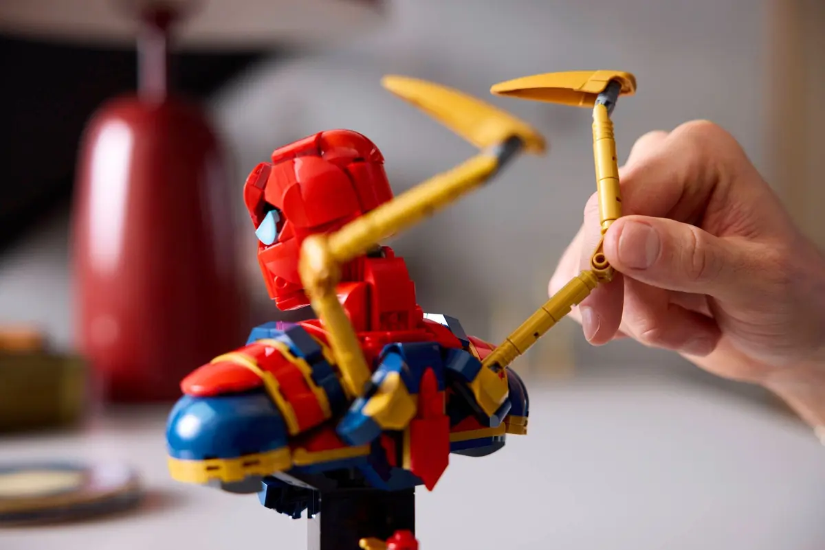 LEGO Marvel Super Heroes 76326 Iron Spider-Man Bust set, image 5