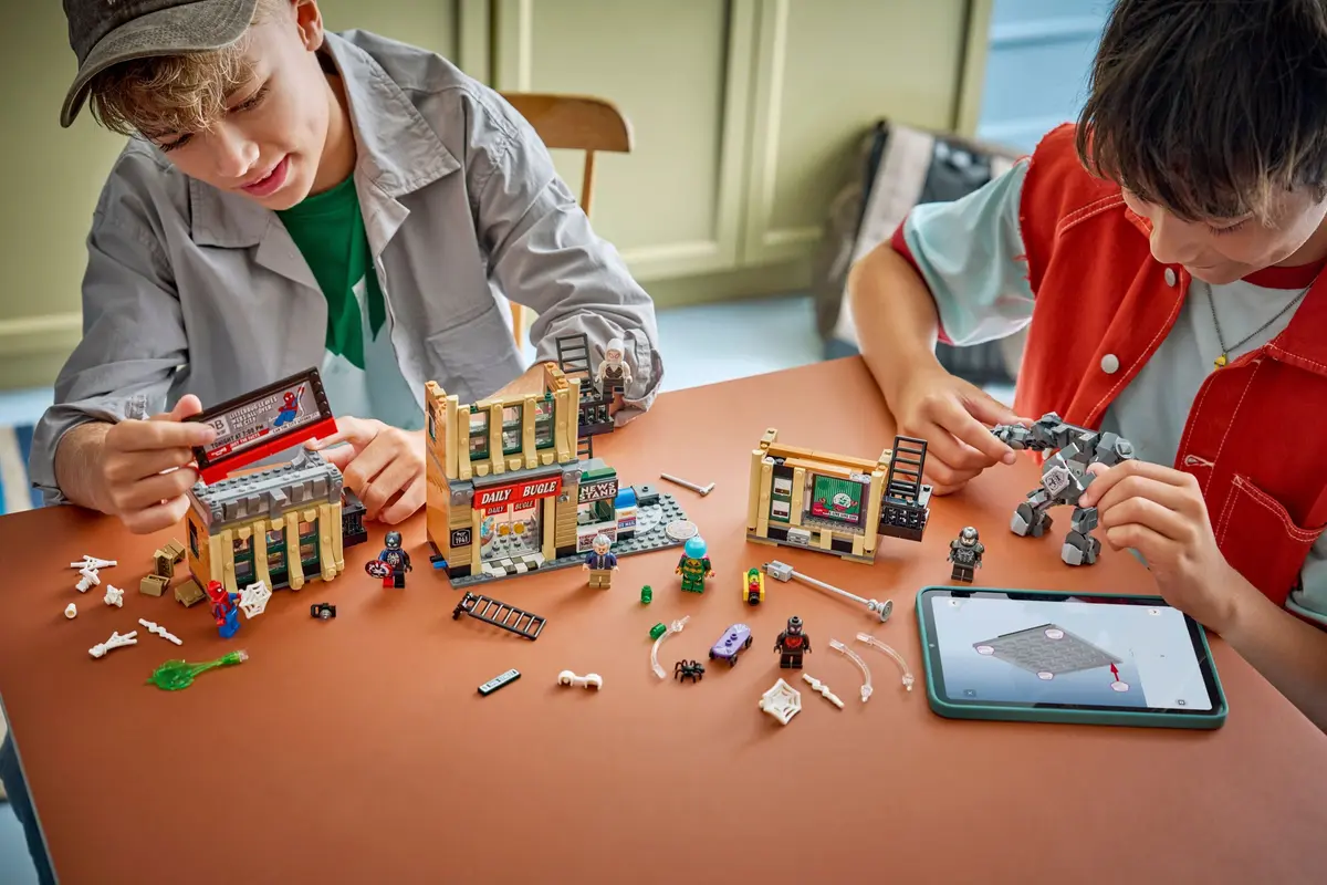 LEGO Marvel Super Heroes 76342 Spider-Man vs. Mysterio: The Daily Bugle set, image 16