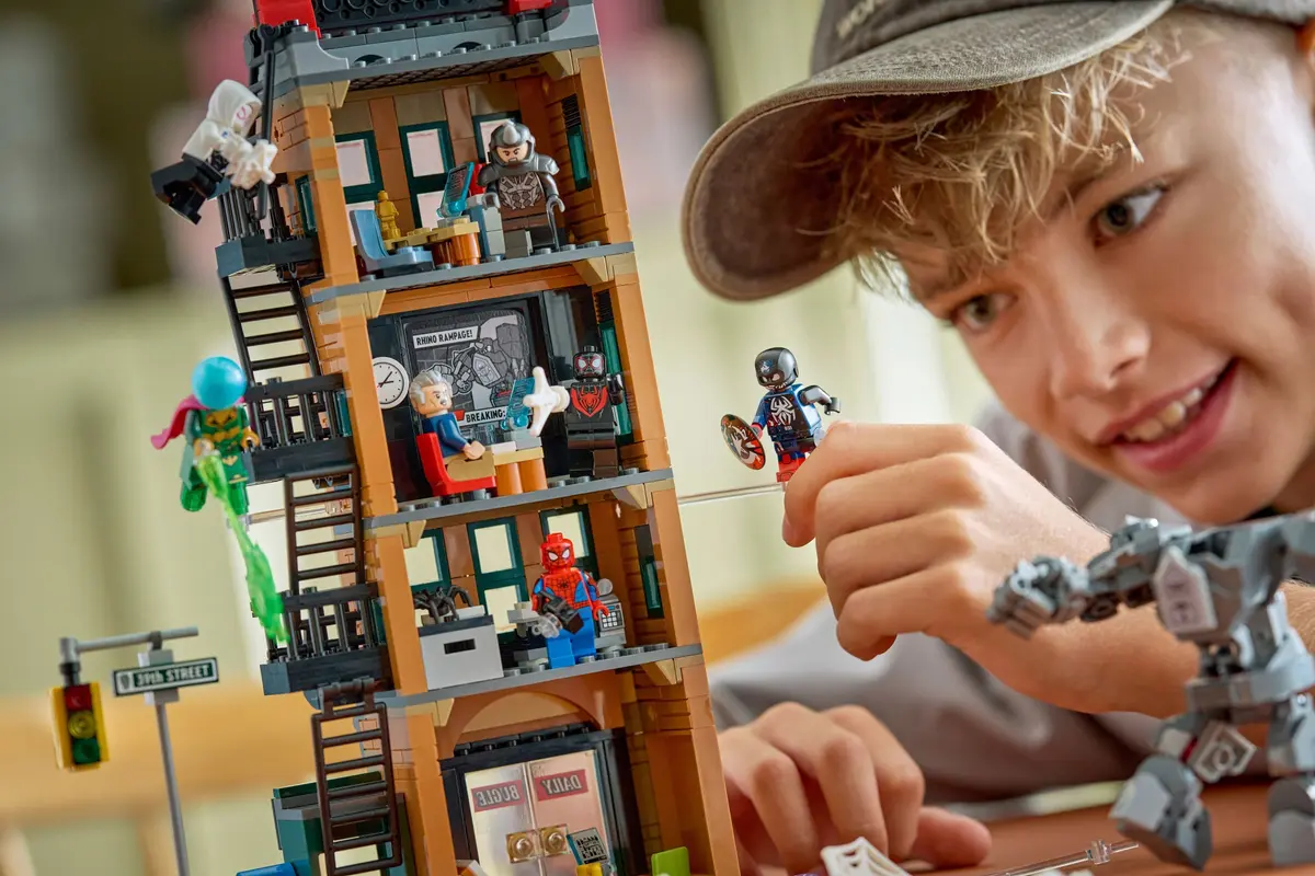 LEGO Marvel Super Heroes 76342 Spider-Man vs. Mysterio: The Daily Bugle set, image 18