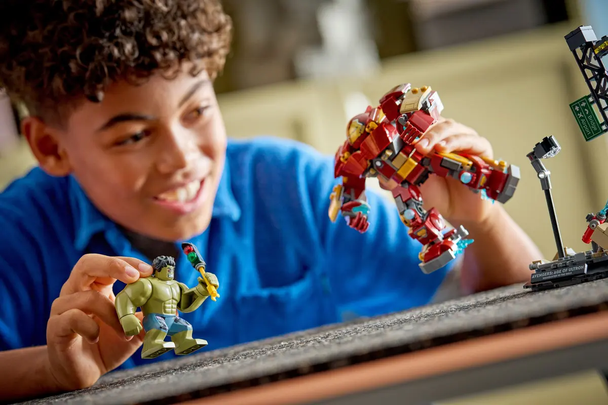 LEGO Marvel Super Heroes 76343 Epic Battle: Hulkbuster vs. The Hulk set, image 11