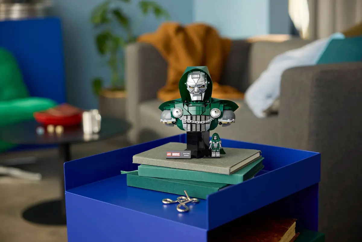 LEGO Marvel Super Heroes 76345 Doctor Doom Bust set, image 11