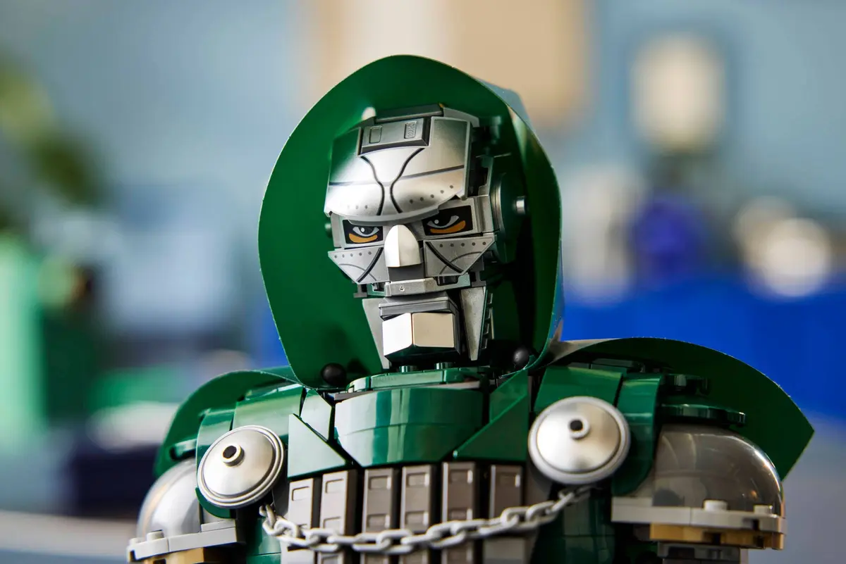 LEGO Marvel Super Heroes 76345 Doctor Doom Bust set, image 7