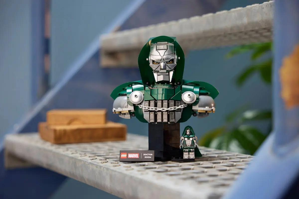 LEGO Marvel Super Heroes 76345 Doctor Doom Bust set, image 12