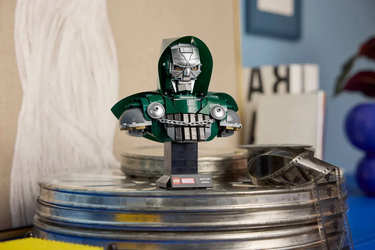 LEGO Marvel Super Heroes 76345 Doctor Doom Bust set, image 13