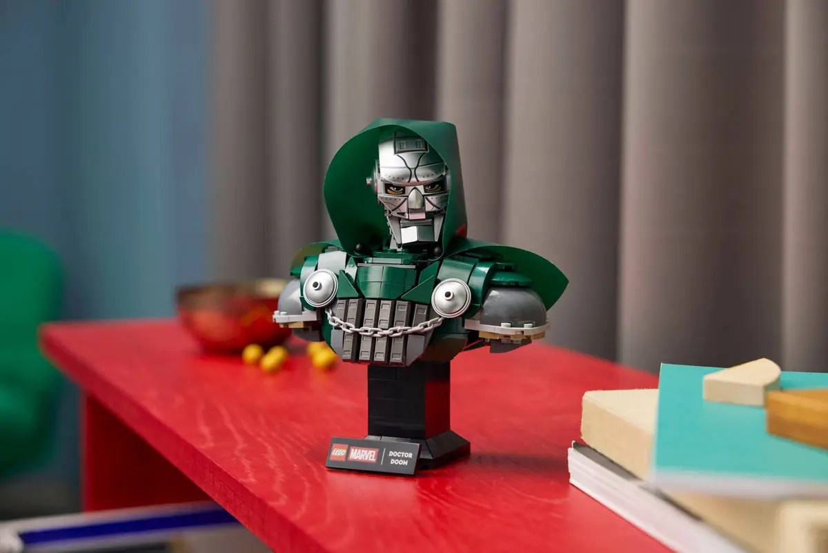LEGO Marvel Super Heroes 76345 Doctor Doom Bust set, image 14