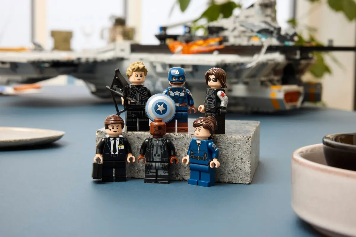 LEGO Marvel Super Heroes 76354 S.H.I.E.L.D. Helicarrier set, image 6