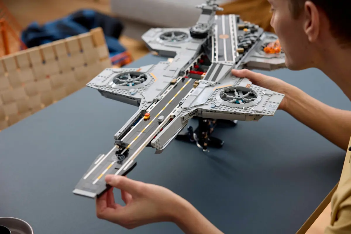 LEGO Marvel Super Heroes 76354 S.H.I.E.L.D. Helicarrier set, image 5