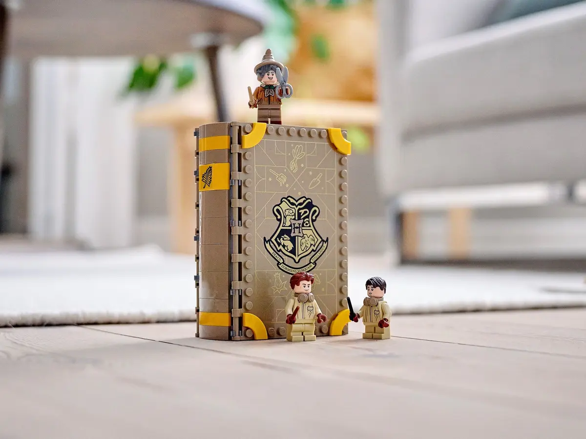 LEGO Harry Potter 76384 Hogwarts Moment: Herbology Class set, image 6