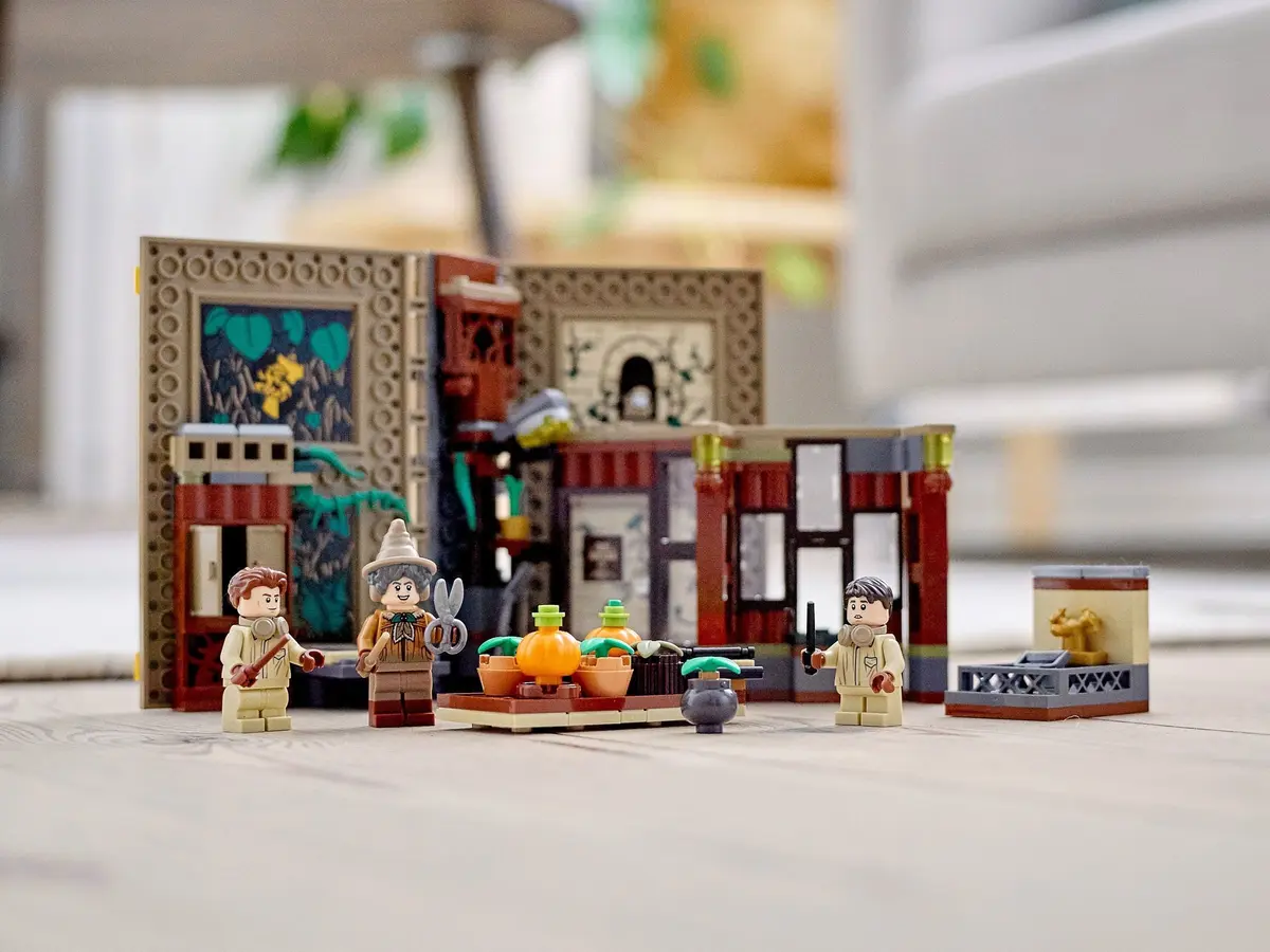 LEGO Harry Potter 76384 Hogwarts Moment: Herbology Class set, image 5