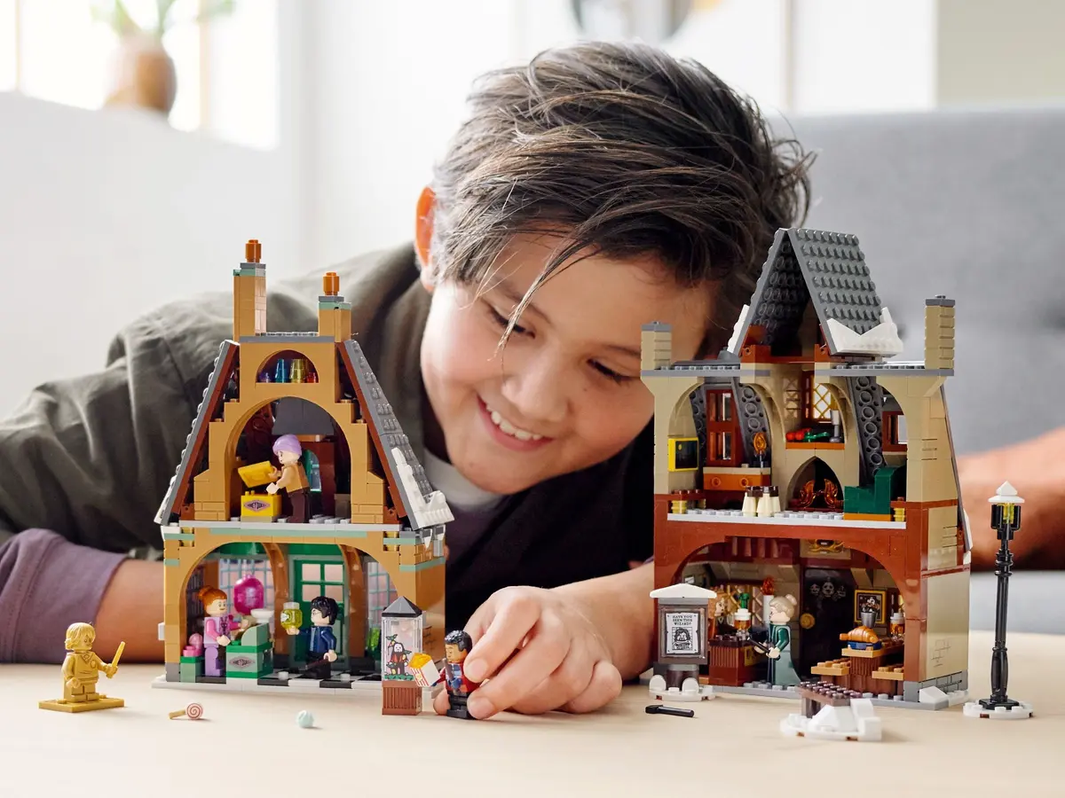 LEGO Harry Potter 76388 Hogsmeade Village Visit set, image 5