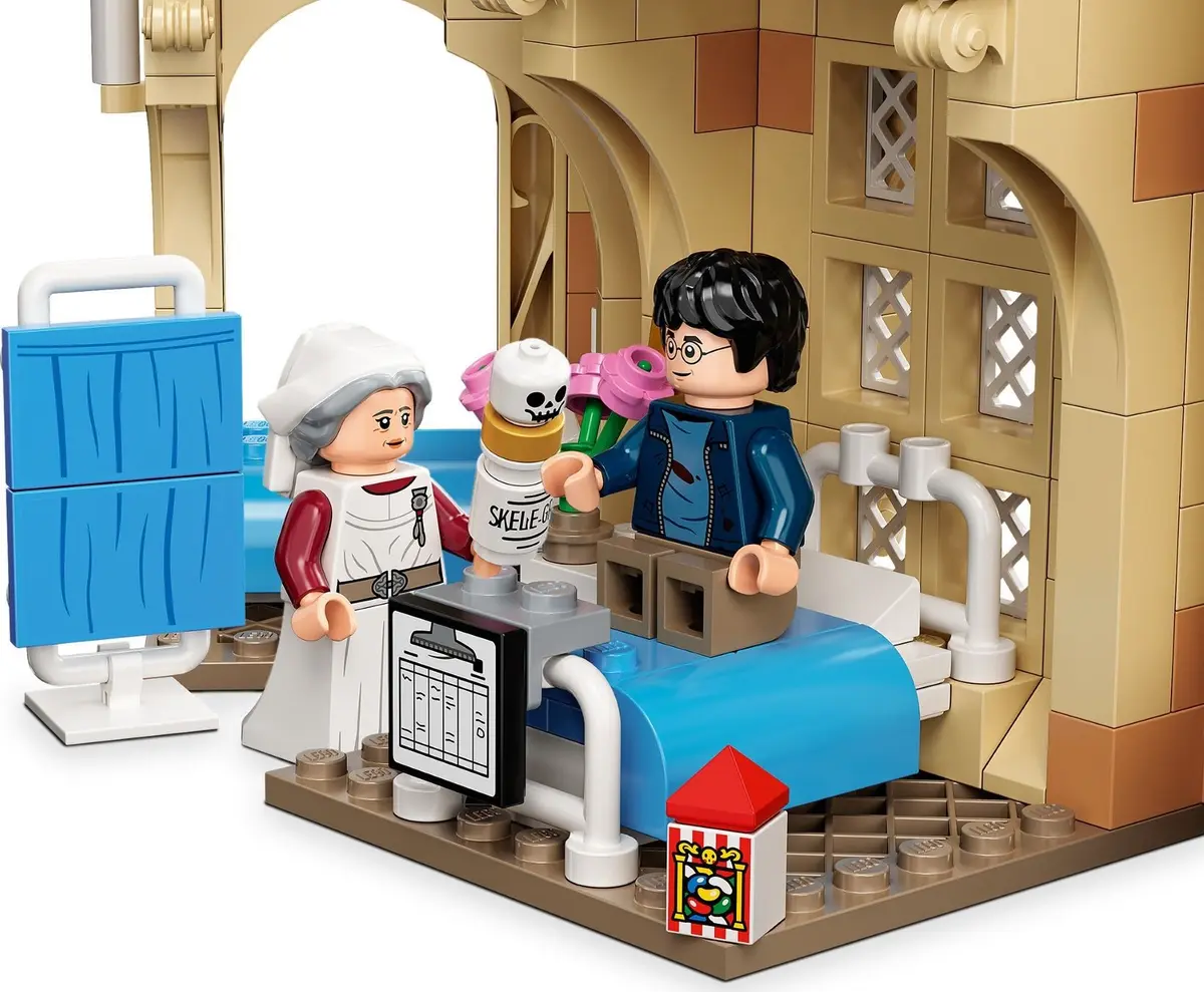 LEGO Harry Potter 76398 Hogwarts Hospital Wing set, image 4