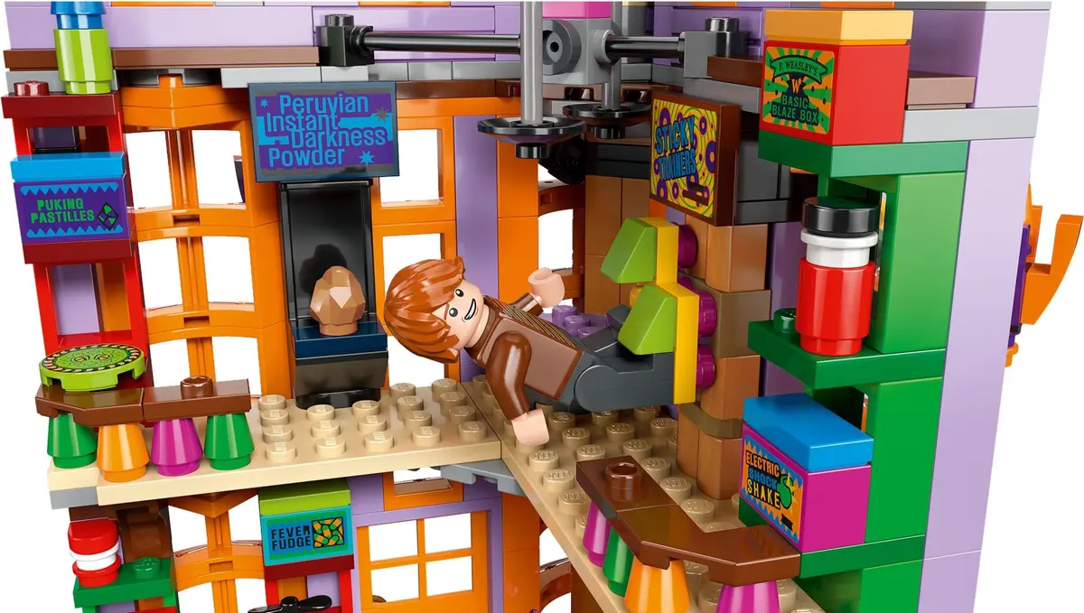 LEGO Harry Potter 76422 Diagon Alley: Weasleys' Wizard Wheezes set, image 4