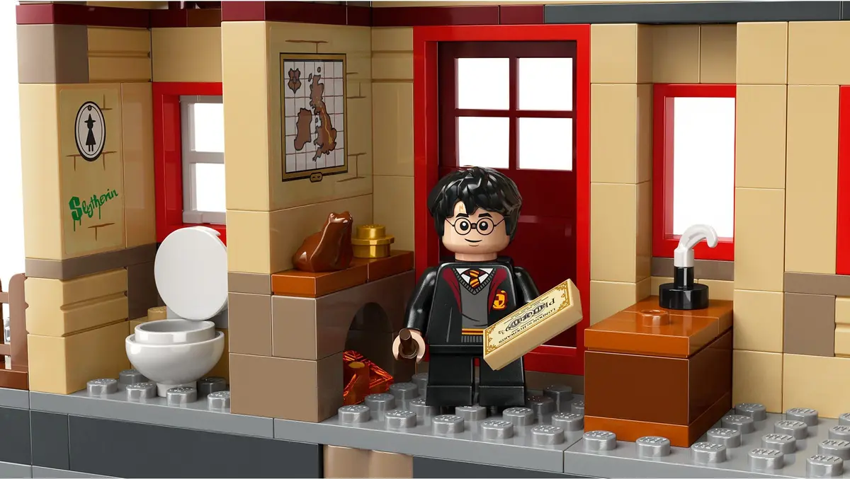 LEGO Harry Potter 76423 Hogwarts Express & Hogsmeade Station set, image 5