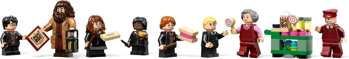 LEGO Harry Potter 76423 Hogwarts Express & Hogsmeade Station set, image 7