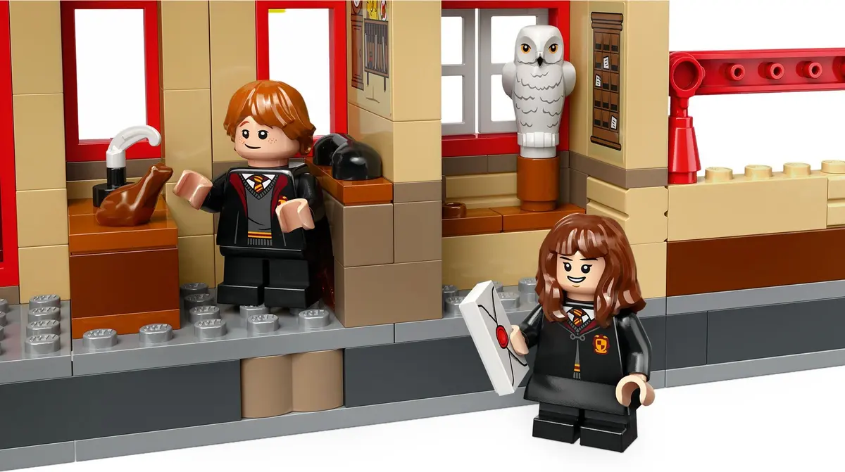 LEGO Harry Potter 76423 Hogwarts Express & Hogsmeade Station set, image 6