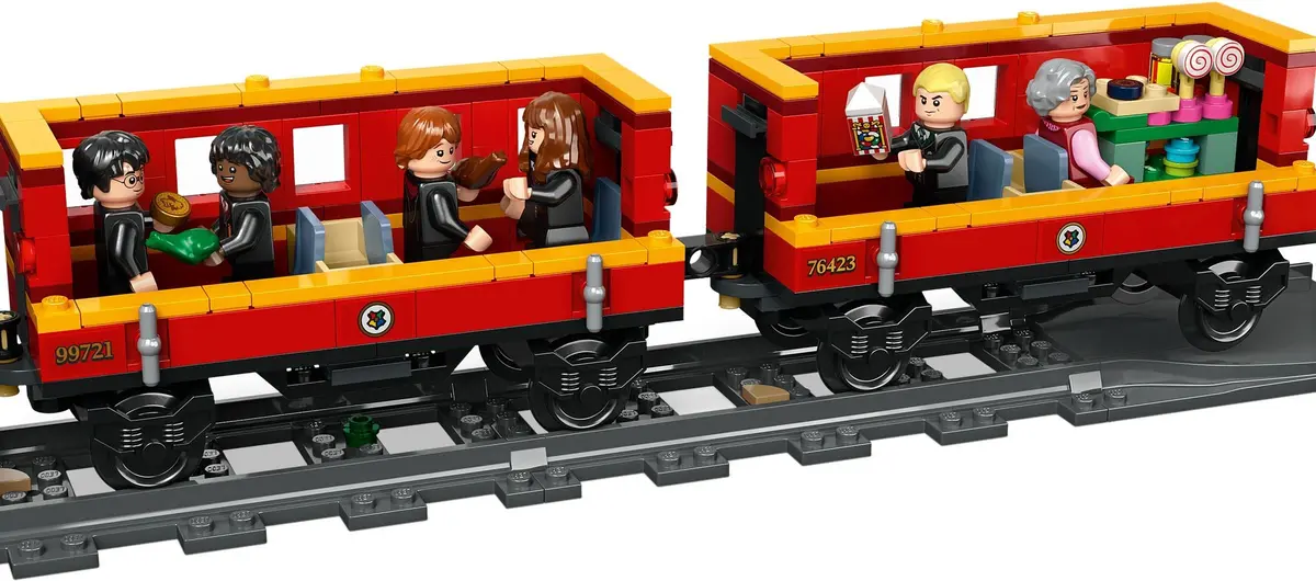 LEGO Harry Potter 76423 Hogwarts Express & Hogsmeade Station set, image 4